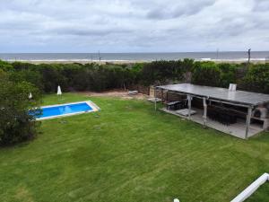 何塞伊格納西奧的住宿－Mar, Bosque y Lago，享有桌子和游泳池的上方景色
