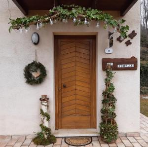 a front door of a house with a wreath at Le Farfalle - un angolo di quiete GREEN a Laghi in provincia di Vicenza in Stalle Comparetti