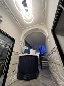 利物浦的住宿－Philharmonic Hotel，走廊设有楼梯,配有桌子和蓝色椅子