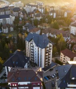 een appartementencomplex met een zonnedak erop bij BINIS 34 in Zlatibor
