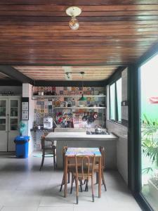 een keuken met een tafel en stoelen in een kamer bij Babeu suites independentes in Rio de Janeiro