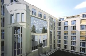 a building with a window with a reflection of a sky at relexa hotel Stuttgarter Hof in Berlin