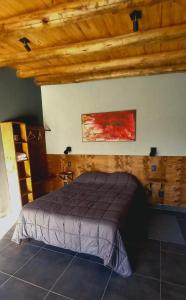 sypialnia z łóżkiem i obrazem na ścianie w obiekcie Finca La Valletana w mieście Vista Flores