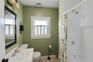 łazienka z umywalką, toaletą i oknem w obiekcie Apartment 4bdr 2-3 floor, waterview, walk to beach w mieście Middletown