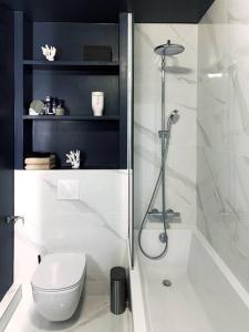 biała łazienka z prysznicem i toaletą w obiekcie RARE 75m2 Parisian apartment, breathtaking views! w Paryżu