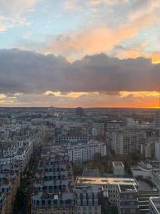 widok na miasto o zachodzie słońca z budynkami w obiekcie RARE 75m2 Parisian apartment, breathtaking views! w Paryżu