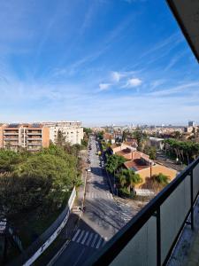 uma vista para uma rua da cidade a partir de uma varanda em DOMUS DIVI - Eur Torrino em Roma