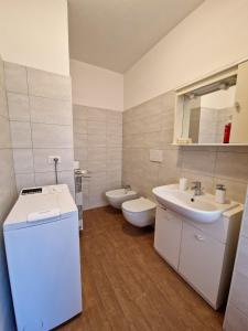 uma casa de banho com 2 lavatórios e 2 WC em DOMUS DIVI - Eur Torrino em Roma