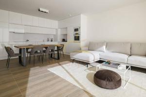 una sala de estar con un sofá y una mesa en Naranjo59 - Las Colinas Penthouse, en Orihuela