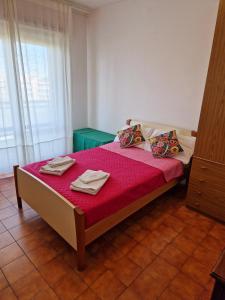 1 dormitorio con 1 cama con toallas en DOMUS DIVI - Eur Torrino, en Roma