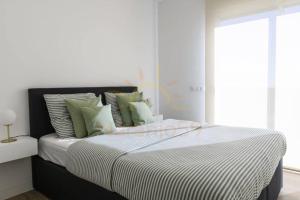 1 dormitorio blanco con 1 cama grande con almohadas verdes en Naranjo59 - Las Colinas Penthouse, en Orihuela 53 fotos más