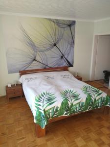 1 dormitorio con 1 cama con una pintura en la pared en Ferienhaus -Wesertal en Gottstreu