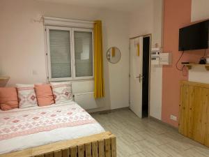 1 dormitorio con cama y ventana grande en La petite Escapade, en Calais