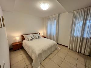 1 dormitorio con 1 cama con 2 almohadas en Casa Battaglia, en Cavallino-Treporti
