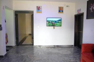 un couloir orné d'un mur blanc avec des photos. dans l'établissement STARSAPPHIRE LUXURY HOTELS LTD, 