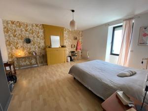 um quarto com uma cama grande num quarto em RÉF 483 - LORIENT maison de ville avec terrasse jardinet em Lorient