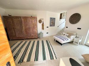 ein Wohnzimmer mit einem Bett und einem Teppich in der Unterkunft Villa St. Georges in Piran
