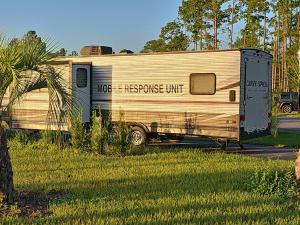ein Wohnmobil an der Straßenseite geparkt in der Unterkunft Santa Fe Palms RV Resort in Gainesville