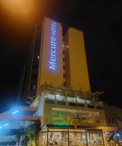 um edifício com uma placa à noite em Apartamento executivo em Florianópolis