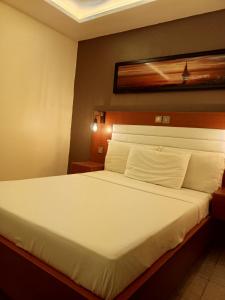 Un pat sau paturi într-o cameră la First International Inn Downtown