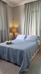Een bed of bedden in een kamer bij Apartamento inteiro 30 metros do mar
