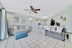 un salon avec deux canapés et une cuisine dans l'établissement Harbour Place 201, à Gulf Shores