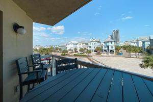 d'un balcon avec une table et des chaises et une vue sur la plage. dans l'établissement Harbour Place 201, à Gulf Shores