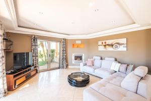 a living room with a couch and a tv at VILLA Simao in Guia