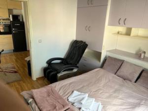 ザグレブにあるApartment 4 Neum in Zagrebのベッドルーム1室(ベッド1台、黒い椅子付)