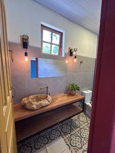 a bathroom with a large wooden tub in a room at Pousada Canto Verde in Serra do Cipo