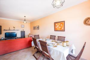una sala da pranzo con tavolo e sedie di Milene Guest House ad Albufeira