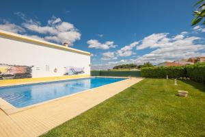 een zwembad in de achtertuin van een huis bij Milene Guest House in Albufeira