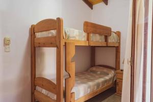 a couple of bunk beds in a room at Apart Vitraux in Las Gaviotas