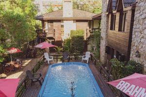 een achtertuin met een zwembad en een huis bij Apart Vitraux in Las Gaviotas
