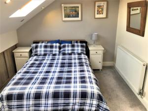 - une chambre dotée d'un lit avec des draps bleus et blancs dans l'établissement Newly Refurb Period 1-Bed Apartment with Roof Terrace, 47 sqm-500 sqft, in Putney near River Thames, à Londres
