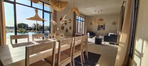 d'un salon et d'une salle à manger avec une table et des chaises. dans l'établissement Lalla Essaouira, Villa Najma avec piscine pour 10 personnes, à Essaouira