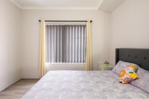 ein Schlafzimmer mit einem großen Bett und einem Fenster in der Unterkunft West Swan B&B in Perth