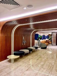 een lobby met een aantal stoelen en tafels bij Hotel Astoria Palace in Rio de Janeiro