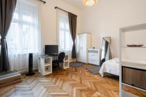 una camera con letto e scrivania con computer di Elementa Luxe Apartment a Budapest