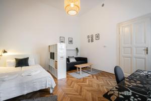 una camera con letto, divano e tavolo di Elementa Luxe Apartment a Budapest