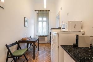 una piccola cucina con tavolo e forno a microonde di Elementa Luxe Apartment a Budapest