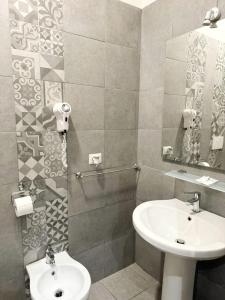 La salle de bains est pourvue d'un lavabo et de toilettes. dans l'établissement Tawhid Accomodation, à Rome