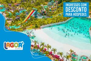 una visión general de un parque de atracciones con gente en el agua en Hotel Morada das Águas, en Caldas Novas