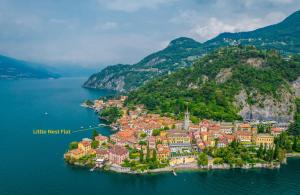 Wyspa w wodzie z miastem w obiekcie Little Nest Flat w mieście Varenna