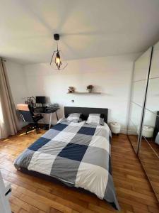 a bedroom with a bed and a desk in it at Vanves : 2 pièces lumineux aux portes de Paris in Vanves