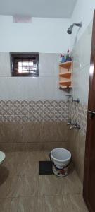 y baño con aseo y lavamanos. en Koonamparayil Home Stay Munnar Anaviratty-Family Only en Anaviratty