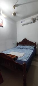 een slaapkamer met een bed in een kamer bij Koonamparayil Home Stay Munnar Anaviratty-Family Only in Anaviratty