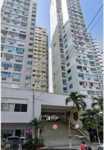 zwei hohe Gebäude mit Palmen vor einem Gebäude in der Unterkunft IV 2 bedroom apartment in Cartagena de Indias