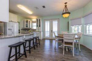 Una cocina con una mesa y sillas en una habitación. en Hideaway Bay, en Gulf Highlands