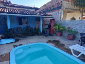 een zwembad in de achtertuin van een huis bij Casa em berlinque, vera cruz. in Vera Cruz de Itaparica